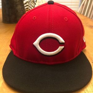 New Era 59FIFTY Cincinnati Reds Road On-Field Fitted Hat. 7 1/8.